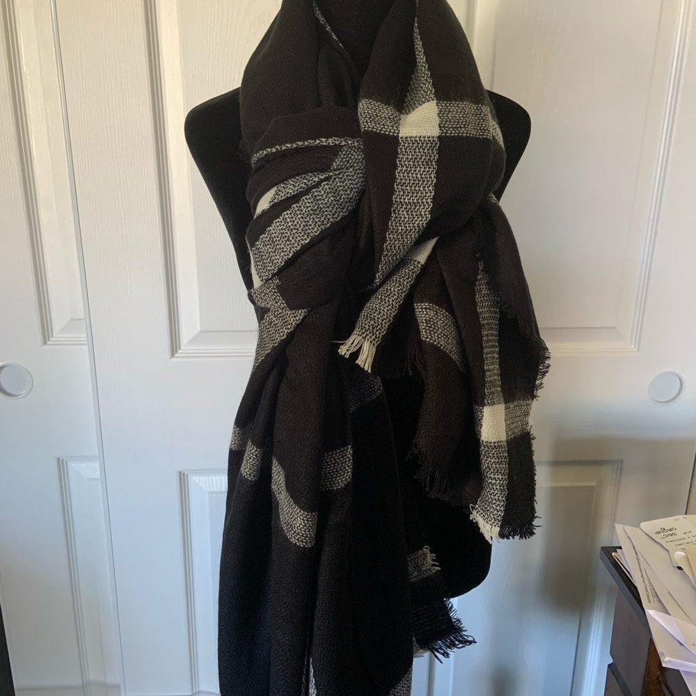 NWT Giant Scarf 🧣 - Picture 1 of 4